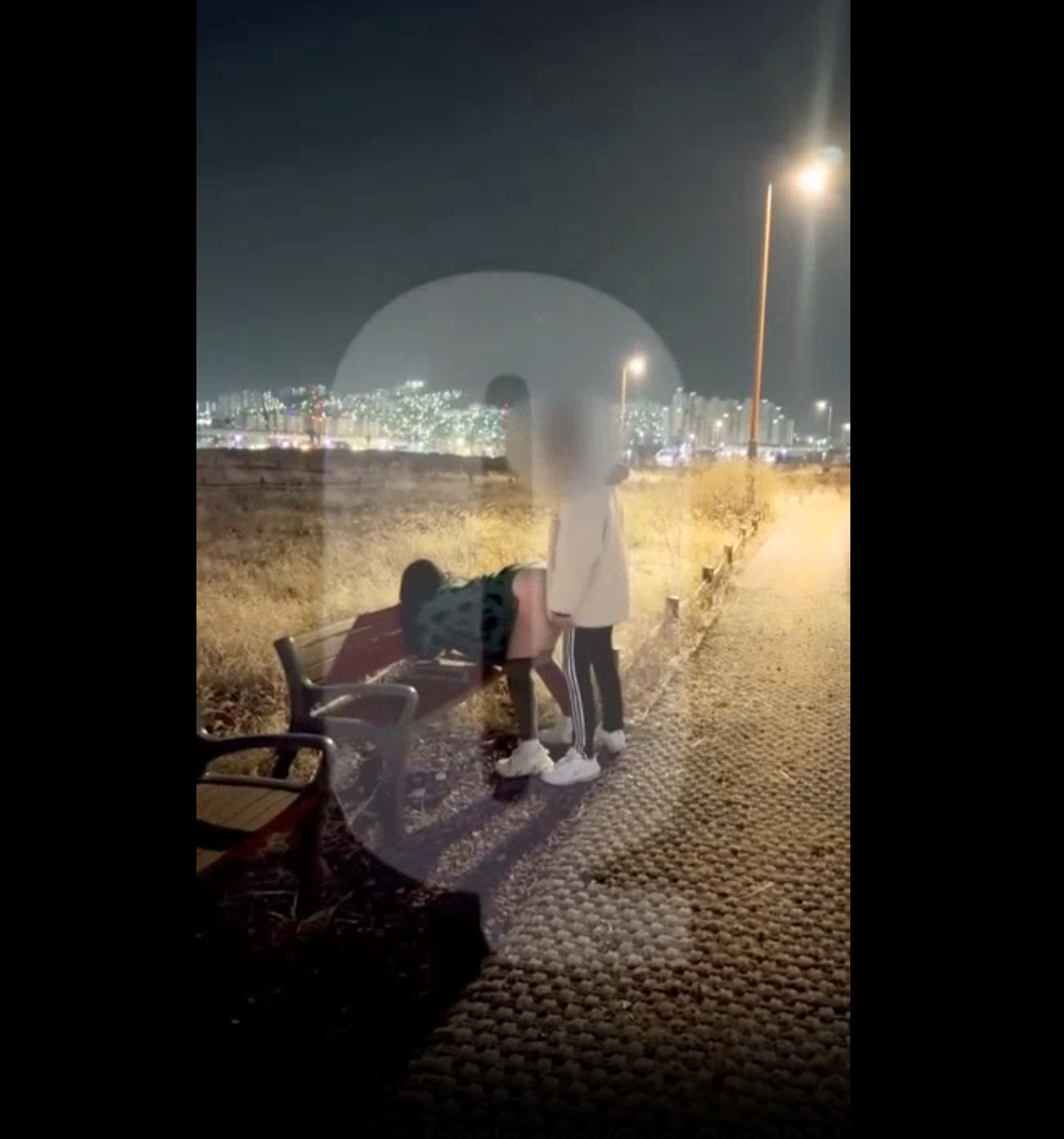 화려한 야경이 한눈에 들어오는 명당에서 야외섹스